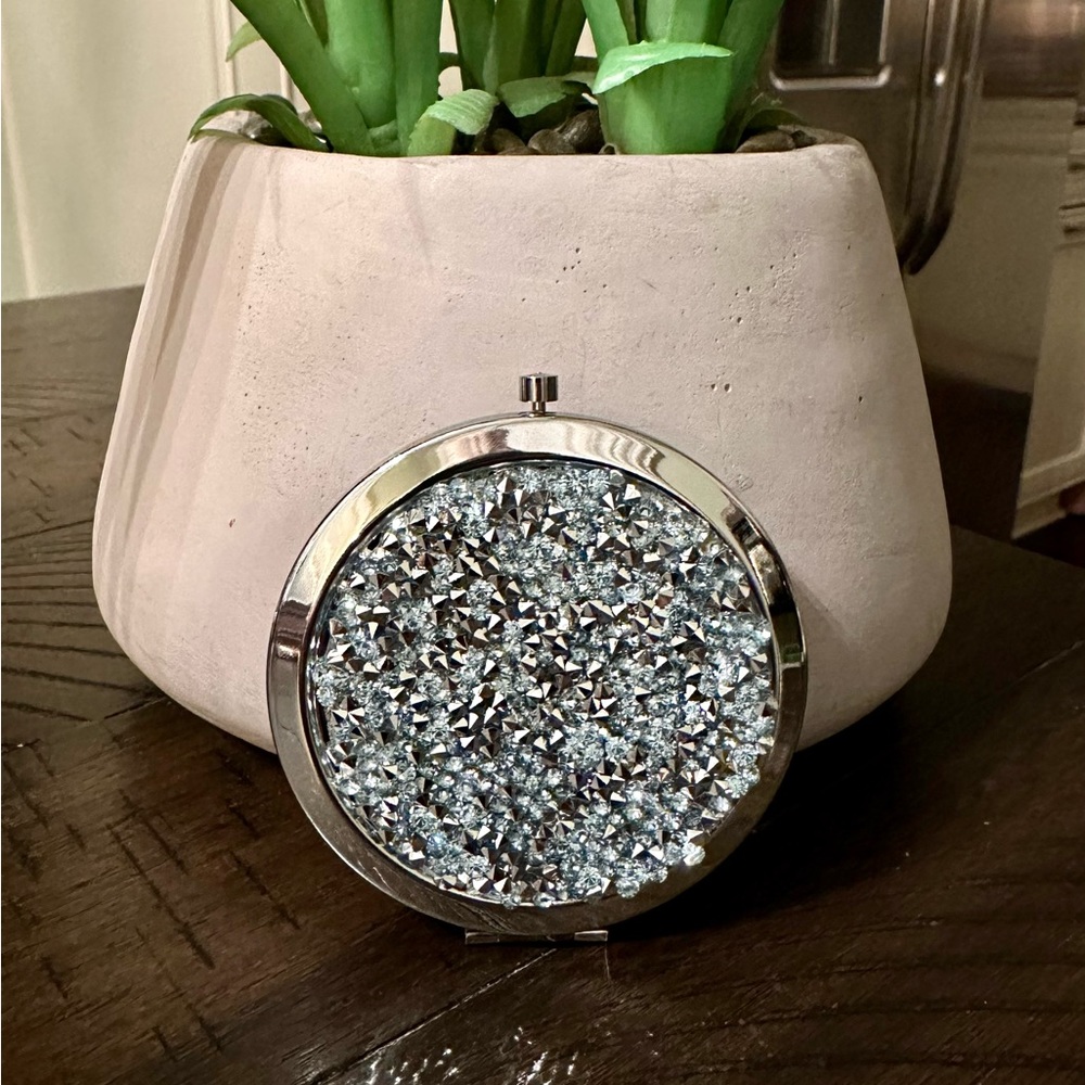 Glam Compact Mirror - Picture 3 of 13